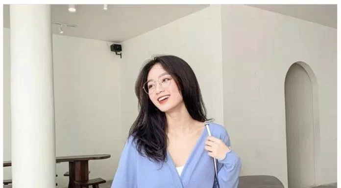 Chân váy xòe trắng nữ tính kèm theo cardigan croptop nổi bật (Nguồn: Internet)