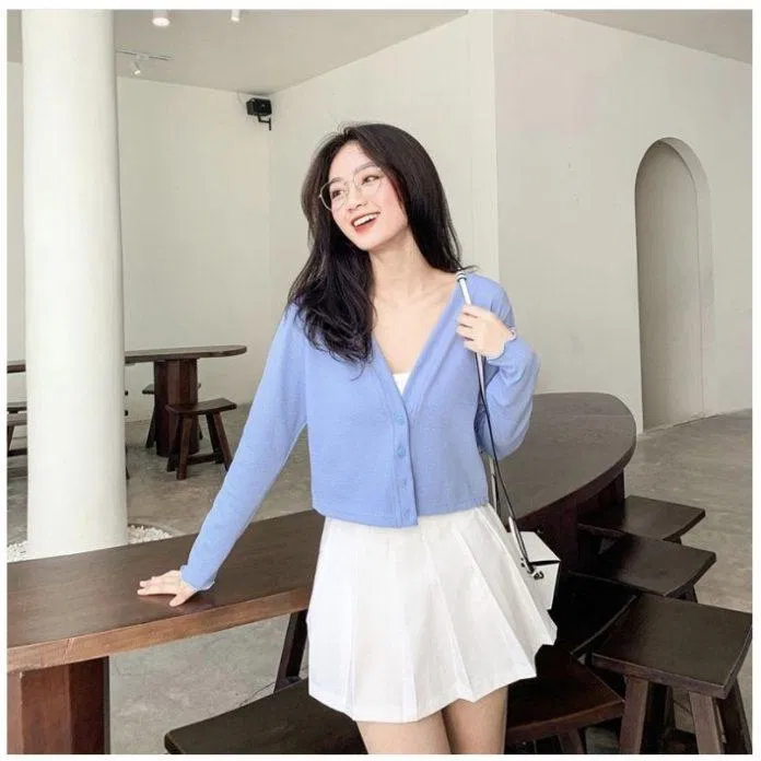 Chân váy xòe trắng nữ tính kèm theo cardigan croptop nổi bật (Nguồn: Internet) Chân váy xòe trắng nữ tính kèm theo cardigan croptop nổi bật (Nguồn: Internet)