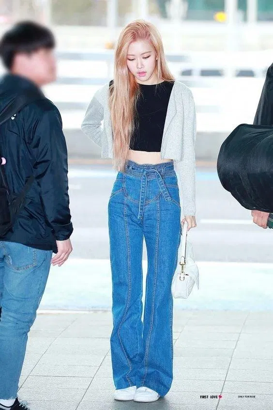 Một chiếc croptop màu đen kèm theo cardigan lửng màu xám siêu xinh (Nguồn: Internet) Một chiếc croptop màu đen kèm theo cardigan lửng màu xám siêu xinh (Nguồn: Internet)