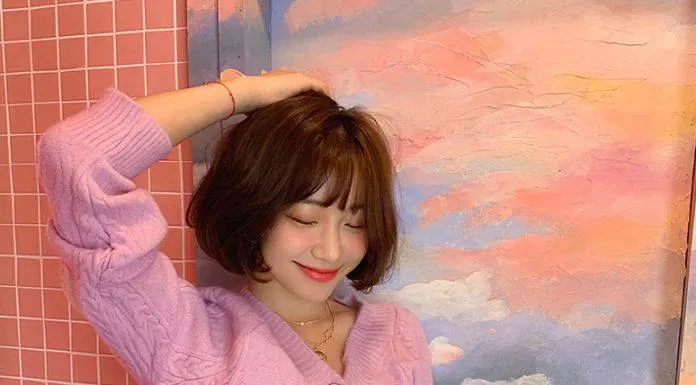 Màu tím mộng mơ của cardigan kèm với một chiếc quần jean xanh đơn giản (Nguồn: Internet) Màu tím mộng mơ của cardigan kèm với một chiếc quần jean xanh đơn giản (Nguồn: Internet)