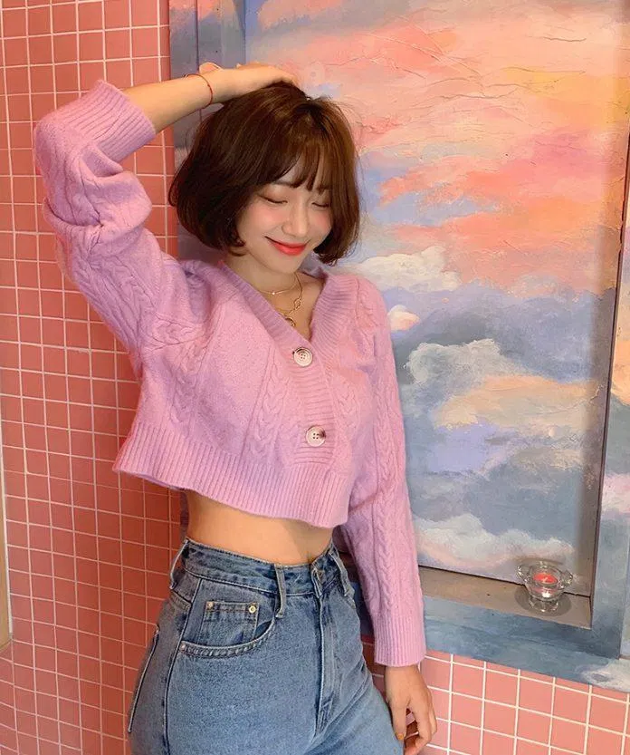 Màu tím mộng mơ của cardigan kèm với một chiếc quần jean xanh đơn giản (Nguồn: Internet) Màu tím mộng mơ của cardigan kèm với một chiếc quần jean xanh đơn giản (Nguồn: Internet)