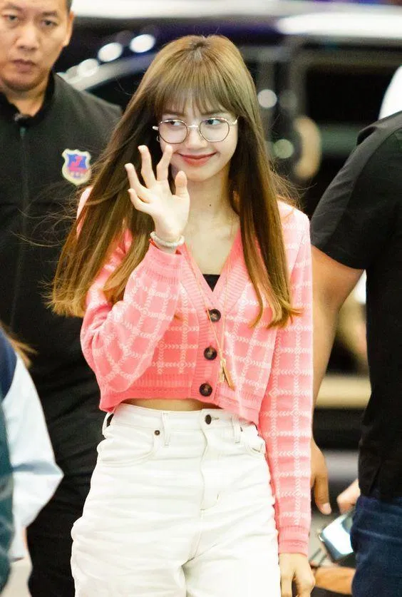 Học lỏm Lisa cách mix cardigan lửng cùng quần jean trắng (Nguồn: Internet) Học lỏm Lisa cách mix cardigan lửng cùng quần jean trắng (Nguồn: Internet)