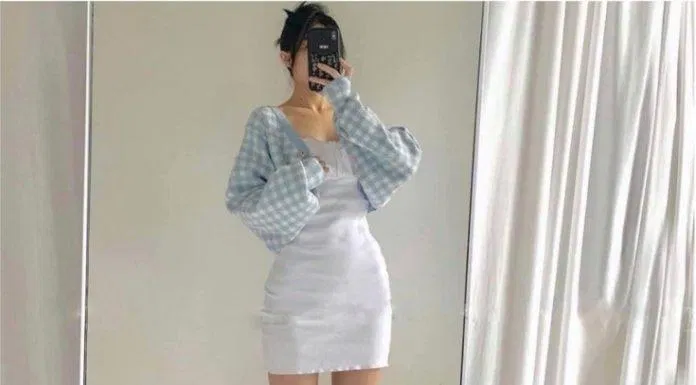 Cardigan kẻ xanh cùng váy liền trắng sexy (Nguồn: Internet) Cardigan kẻ xanh cùng váy liền trắng sexy (Nguồn: Internet)