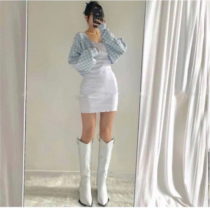 Cardigan kẻ xanh cùng váy liền trắng sexy (Nguồn: Internet) Cardigan kẻ xanh cùng váy liền trắng sexy (Nguồn: Internet)