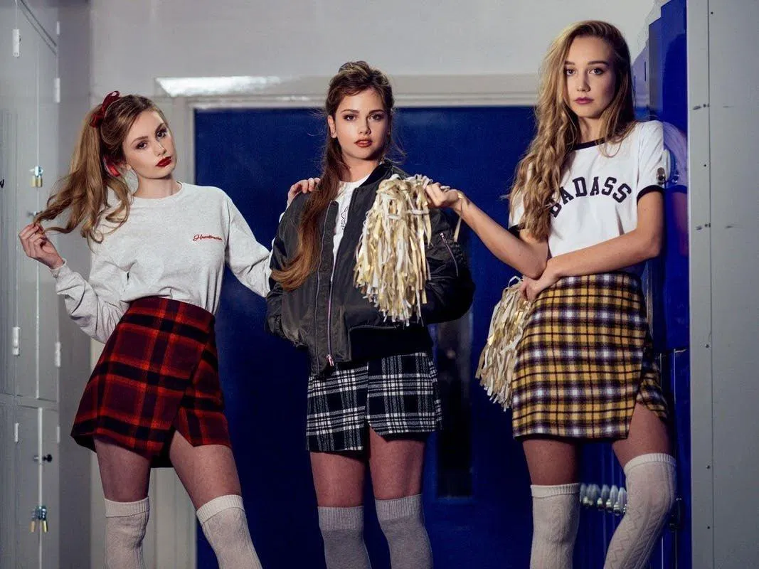 Chân váy ngắn có thể "ăn gian" chiều cao tức thì (Nguồn: Internet)