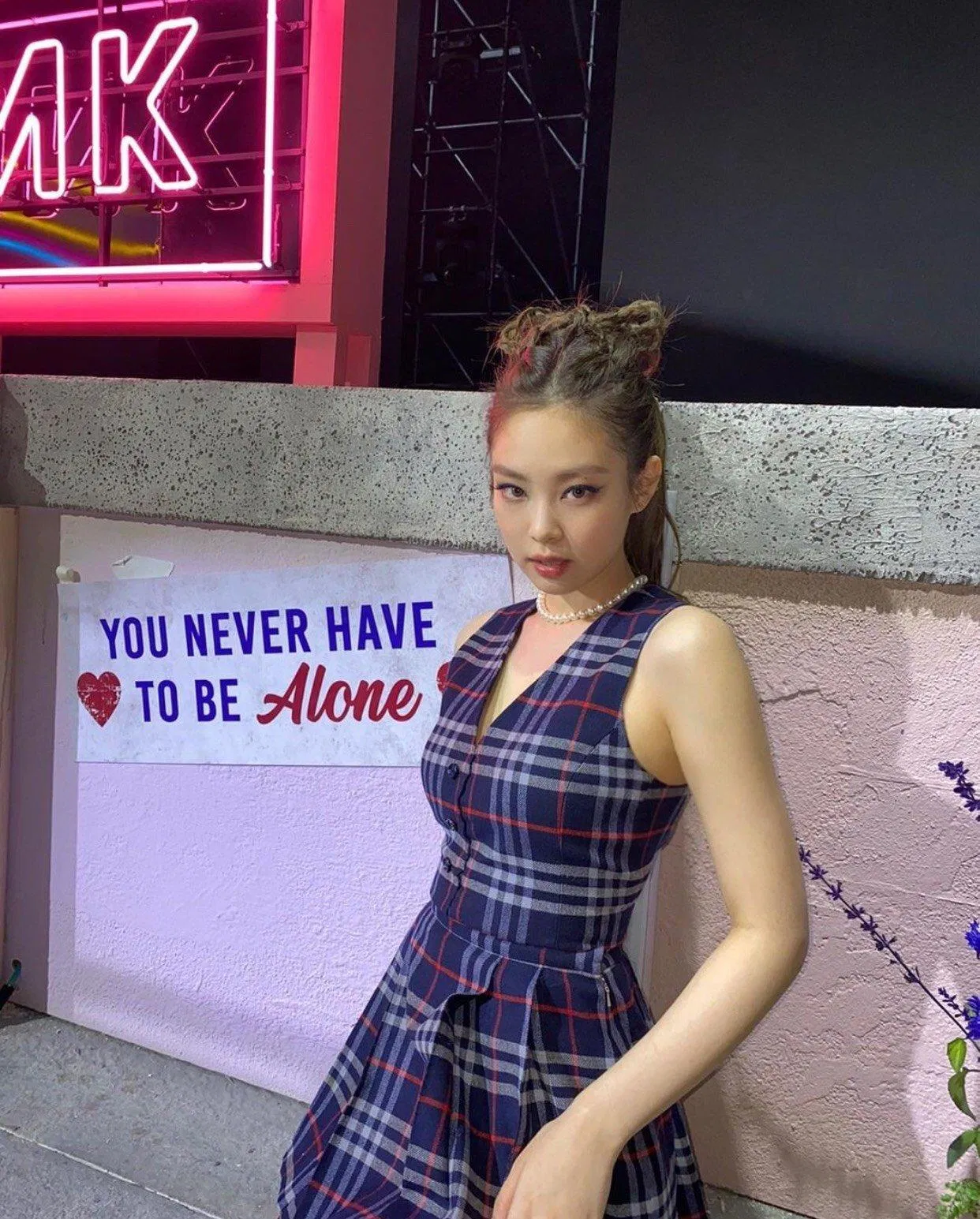 Jennie với chiếc váy caro màu xanh đậm vừa tôn da lại còn đẹp dáng (Nguồn: Internet)