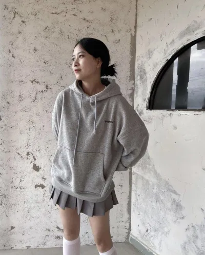 Áo hoodie với váy xếp ly (nguồn: internet)