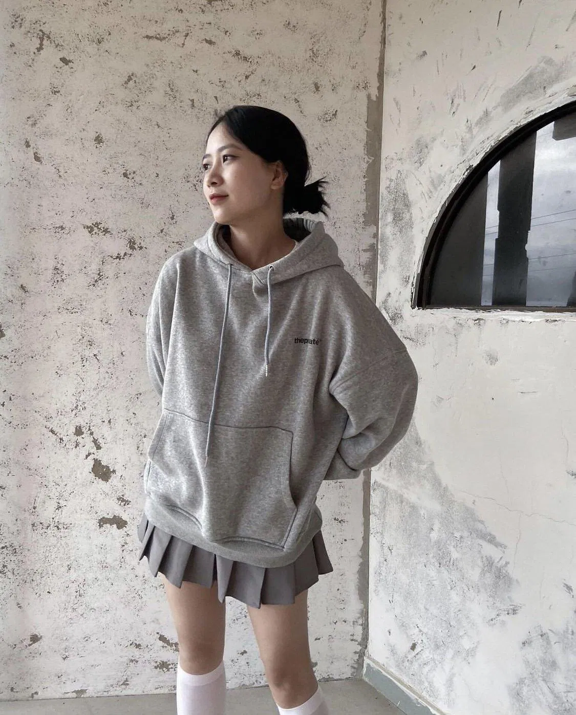Áo hoodie với váy xếp ly (nguồn: internet)