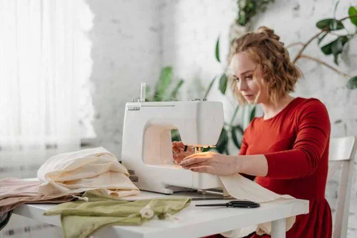 Một thợ may giỏi sẽ khiến trang phục bạn mua thêm hoàn hảo đấy (ảnh: internet) Một thợ may giỏi sẽ khiến trang phục bạn mua thêm hoàn hảo đấy (ảnh: internet)