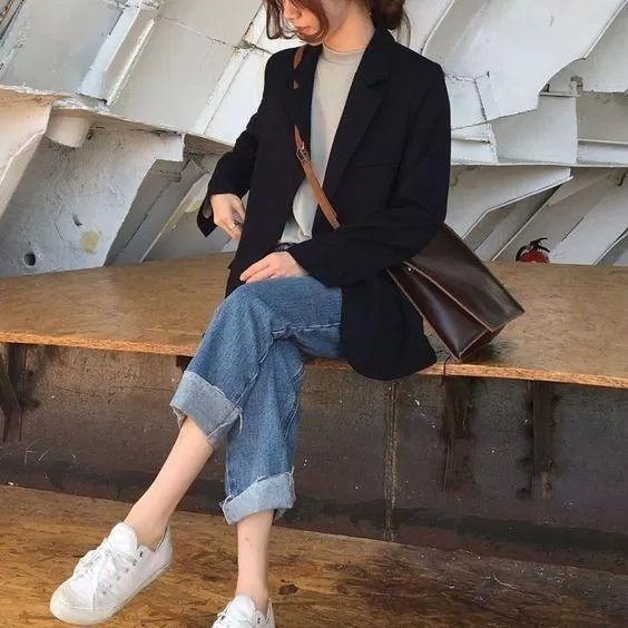 Áo blazer basic đen là item dễ dàng phối đồ và nâng tầm outfit cho các nàng (ảnh: internet) Áo blazer basic đen là item dễ dàng phối đồ và nâng tầm outfit cho các nàng (ảnh: internet)