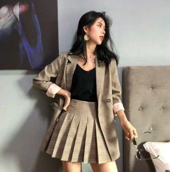 Đã diện váy và áo khoác ngoài thì nên chọn áo trong ôm sát để tổng thể không quá nặng nề nhé (ảnh: internet) Đã diện váy và áo khoác ngoài thì nên chọn áo trong ôm sát để tổng thể không quá nặng nề nhé (ảnh: internet)