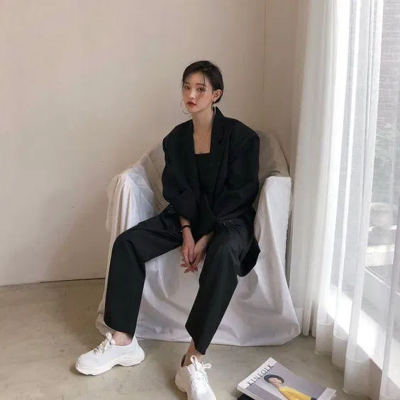 All black là phong cách của rất nhiều nàng (ảnh: internet) All black là phong cách của rất nhiều nàng (ảnh: internet)