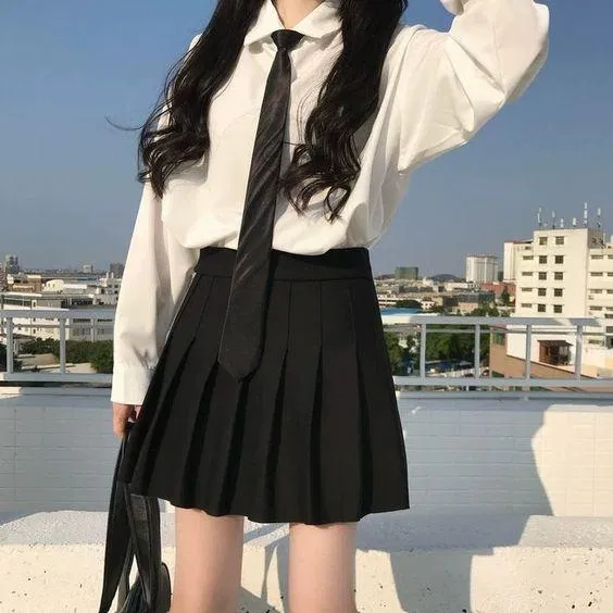 Outfit mang hơi hướng học sinh cùng váy xếp ly chưa bao giờ hết đẹp (ảnh: internet) Outfit mang hơi hướng học sinh cùng váy xếp ly chưa bao giờ hết đẹp (ảnh: internet)