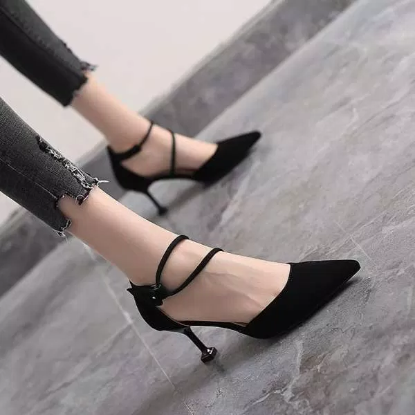 Giày cao gót mũi nhọn màu đen rất dễ phối đồ (ảnh: internet)