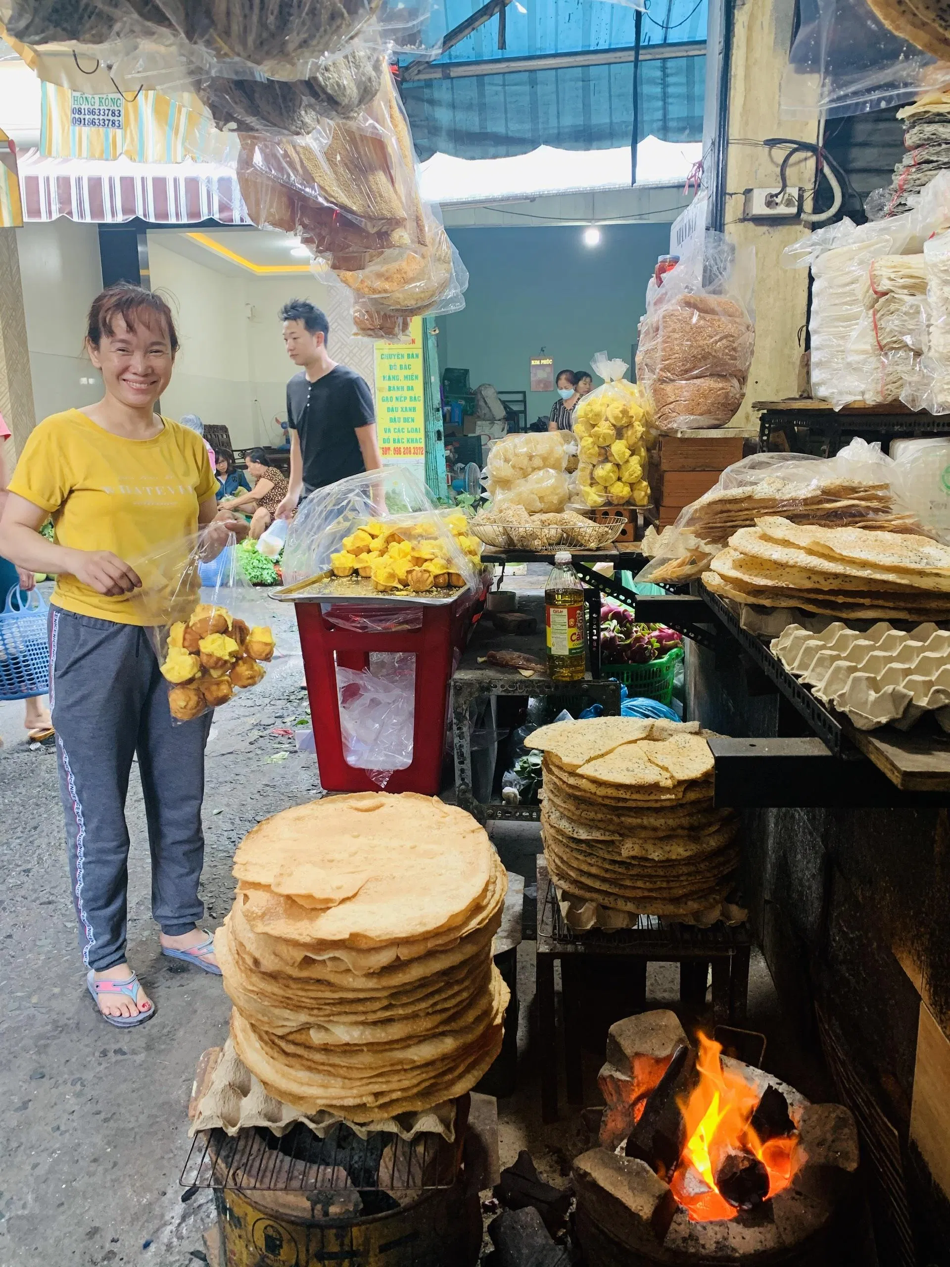 Review Chợ Bà Hoa: Ngôi nhà bình dị của người miền Trung xa xứ ẩm thực miền Trung bà hoa banh beo Bánh đúc bánh nậm bánh tráng bánh tráng nướng bánh ướt Bún mắm Cá nục chợ bà hoa chợ bà hoa miền trung con người hến trộn không khí lịch sử lòng xào nghệ mi quang miền Trung mít trộn món ăn nấu ăn ngôi nhà nguyên liệu Review Chợ Bà Hoa thông tin trần mai ninh