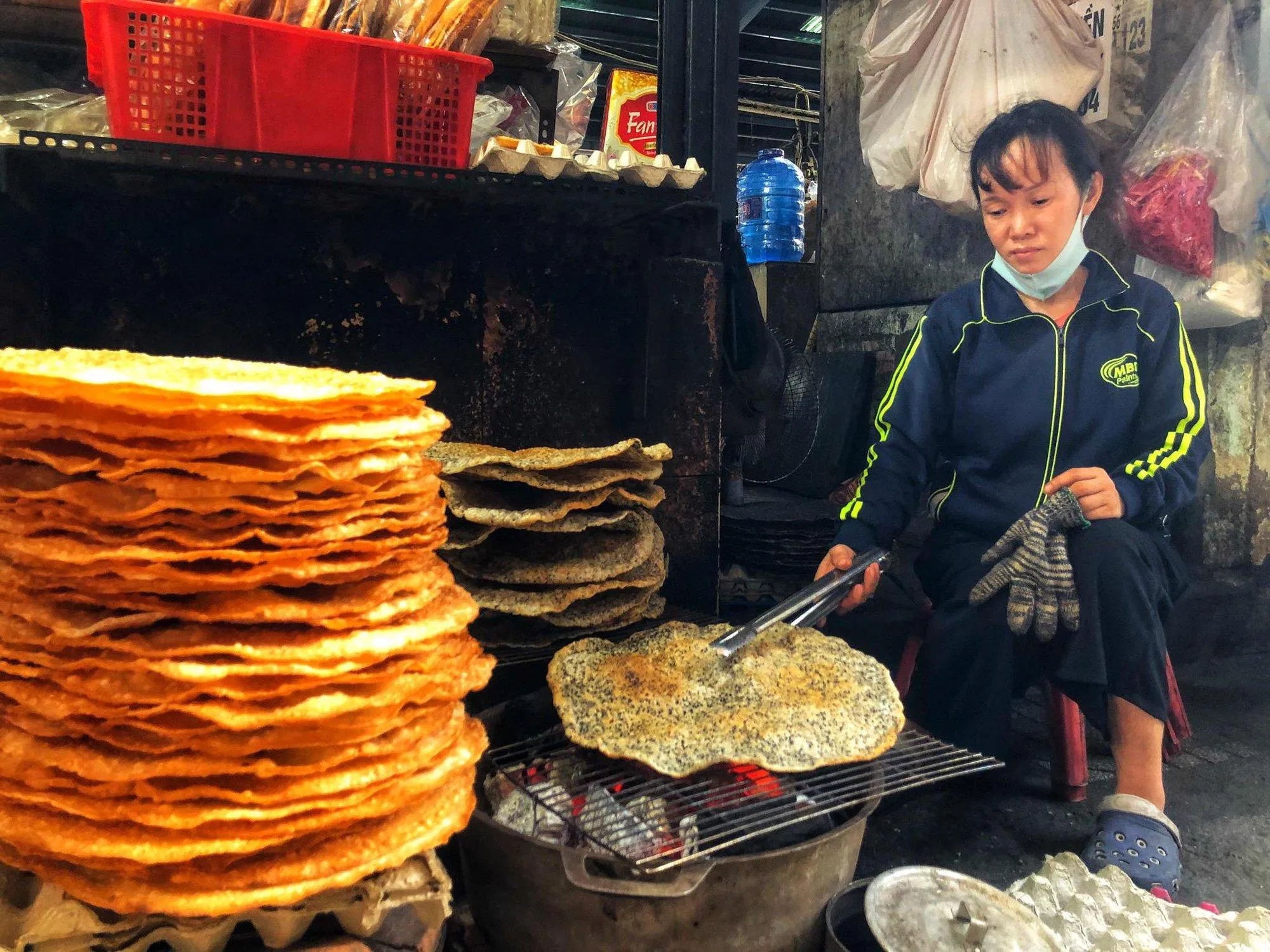 Bánh được nướng thủ công từng cái (Nguồn: Internet)