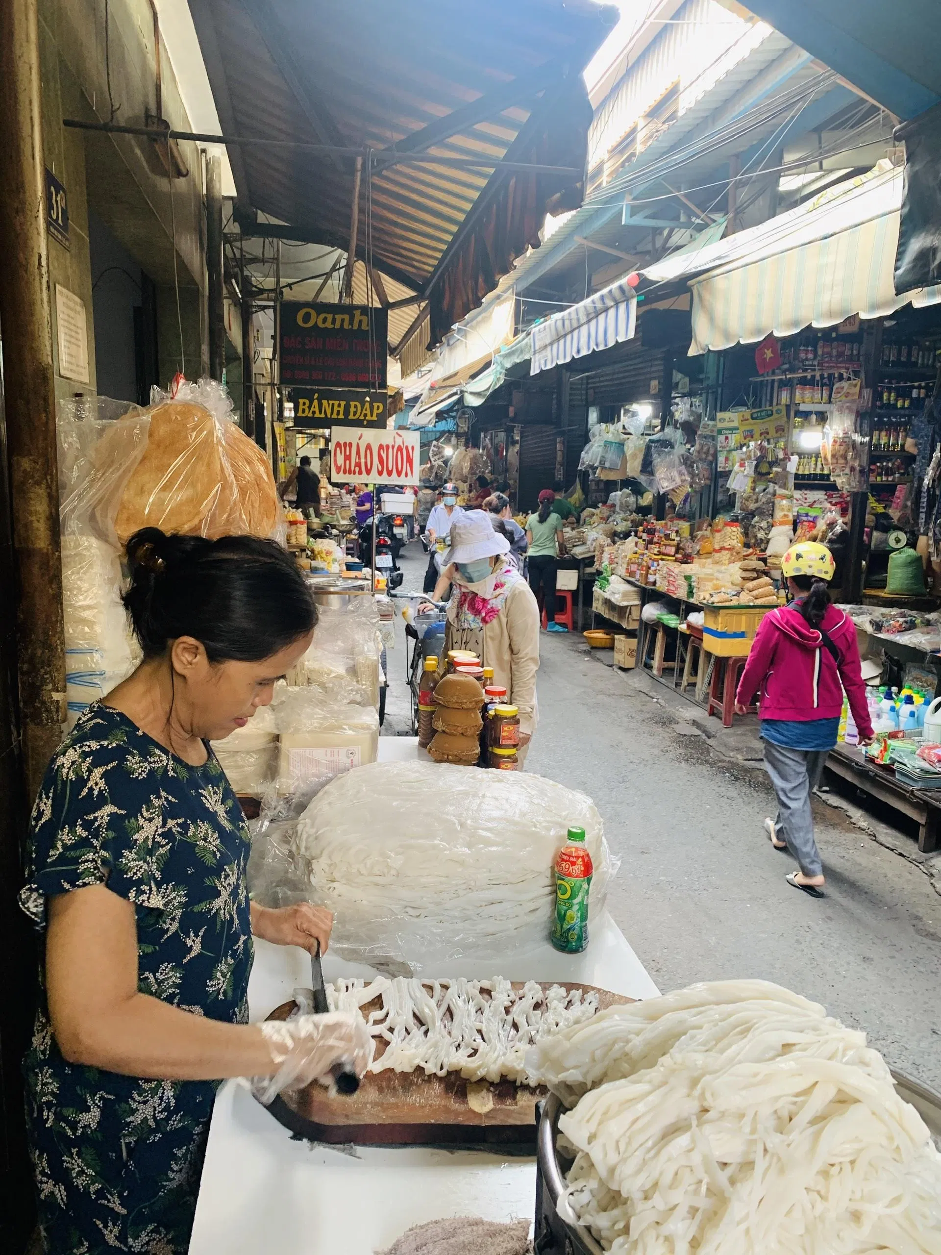 Người chủ tiệm đang cắt mì quảng (Nguồn: Internet)