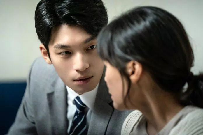 Wi Ha Joon hóa thân vào vai tên sát nhân biến thái trong Midnight. (Ảnh: Internet)