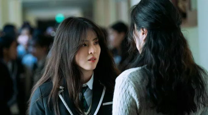 Khi Ji-woo 17 tuổi và khi cô đã trưởng thành. (Ảnh: Internet)