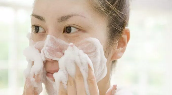 Rửa mặt bằng sữa rửa mặt giúp việc làm sạch tốt hơn (Ảnh: Internet).