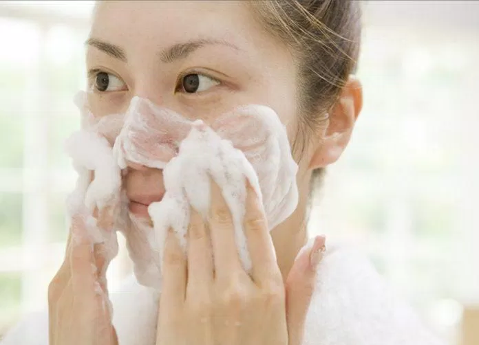Rửa mặt bằng sữa rửa mặt giúp việc làm sạch tốt hơn (Ảnh: Internet).