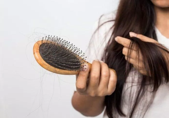 Rụng tóc có thể là dấu hiệu của rất nhiều vấn đề khác nhau (Ảnh: Internet).