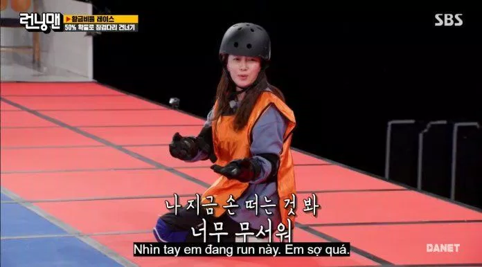 Là 1 cô gái can đảm, thế nhưng gặp trò chơi như thế này Ji Hyo liên tục lo sợ. (Ảnh: Internet).