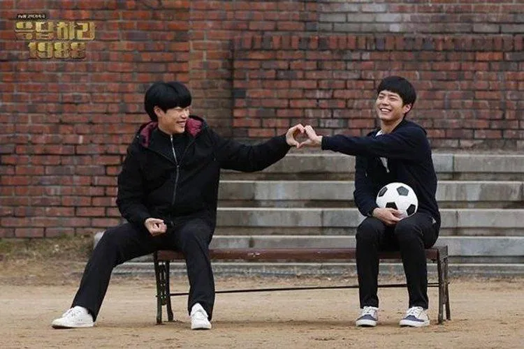 Cặp bromance đáng ghen tỵ của Reply 1988. (Nguồn: Internet)