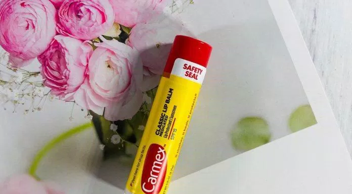 Son dưỡng chống nắng Carmex Classic Lip Balm Medicated (ảnh: internet)