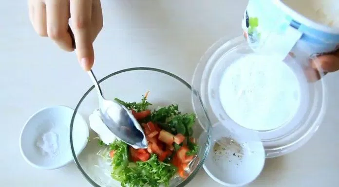 Salad với sốt sữa chua (Ảnh: Internet).
