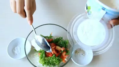 Salad với sốt sữa chua (Ảnh: Internet).