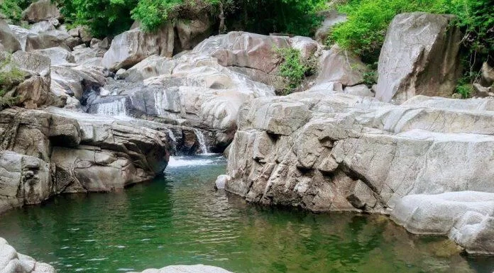 Nước của thác xanh biếc siêu đẹp. (Ảnh: Internet)