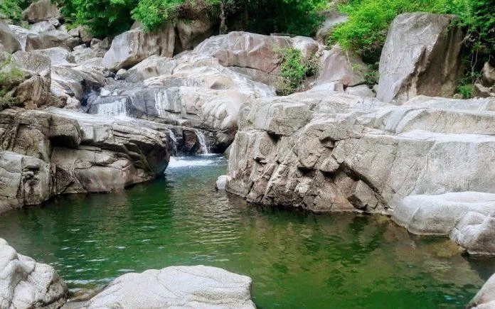 Nước của thác xanh biếc siêu đẹp. (Ảnh: Internet)