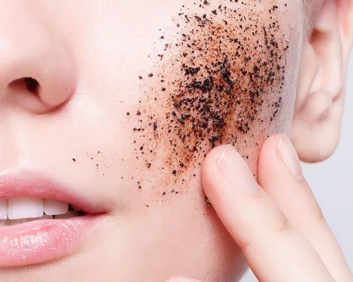 Tẩy tế bào chết giúp lấy đi những mảng bám mà sữa rửa mặt không làm được (Ảnh: Internet).