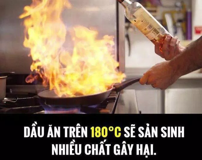 Không nên để dầu sôi ở nhiệt độ cao quá lâu để tránh các chất gây hại cho sức khỏe (Ảnh: Internet). Không nên để dầu sôi ở nhiệt độ cao quá lâu để tránh các chất gây hại cho sức khỏe (Ảnh: Internet).