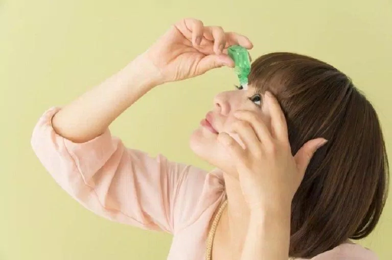 Hãy sử dụng thuốc nhỏ mắt theo hướng dẫn của bác sĩ chuyên khoa. Ảnh: Internet Hãy sử dụng thuốc nhỏ mắt theo hướng dẫn của bác sĩ chuyên khoa. Ảnh: Internet