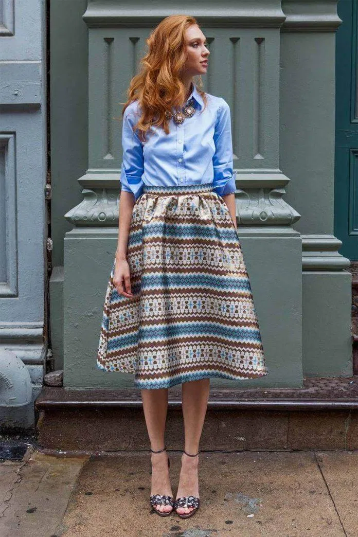 Váy chữ A họa tiết cùng áo sơ mi xanh trơn (Nguồn: Internet)