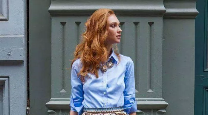 Váy chữ A họa tiết cùng áo sơ mi xanh trơn (Nguồn: Internet)