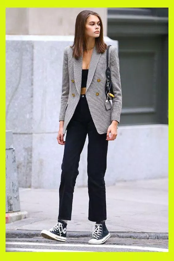 Blazer sáng kết hợp cùng bộ outfit tối màu (Nguồn Internet)
