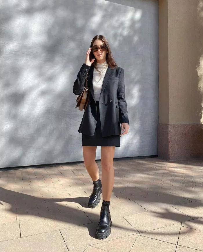 Blazer đen cùng áo trắng (Nguồn Internet)