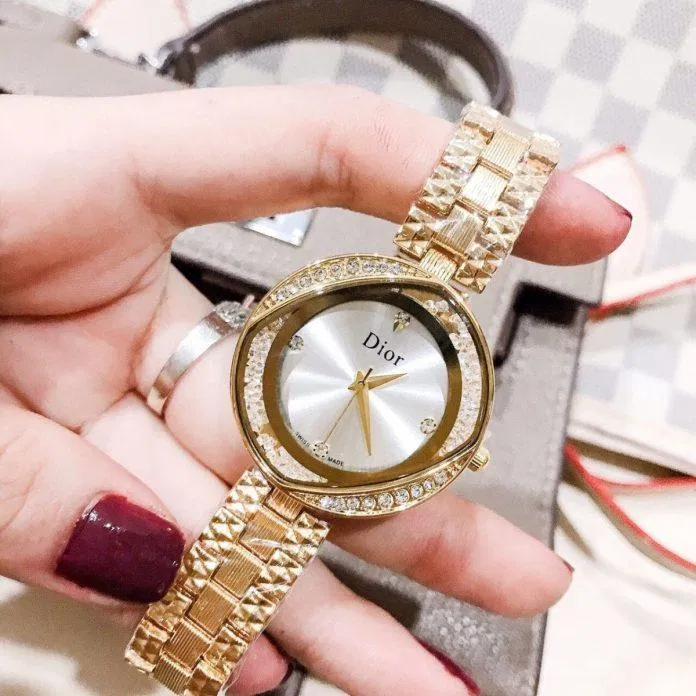 Đồng hồ dây kim loại sang trọng (Nguồn Internet)