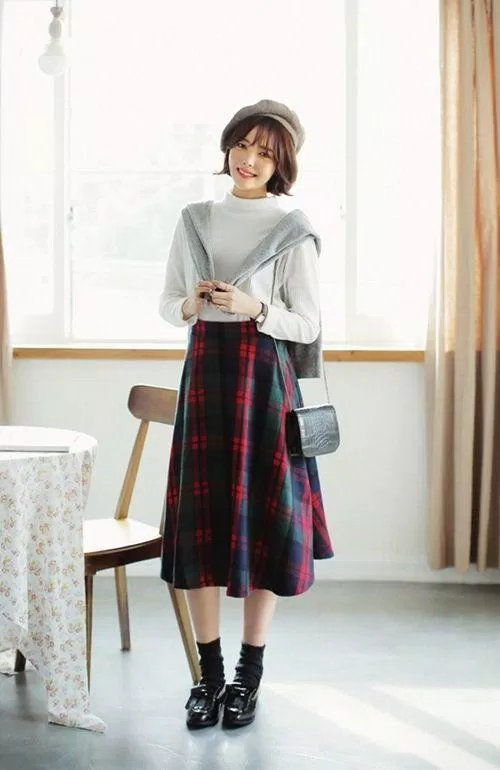 Áo len kết hợp cùng váy chữ A caro (Nguồn: Internet)