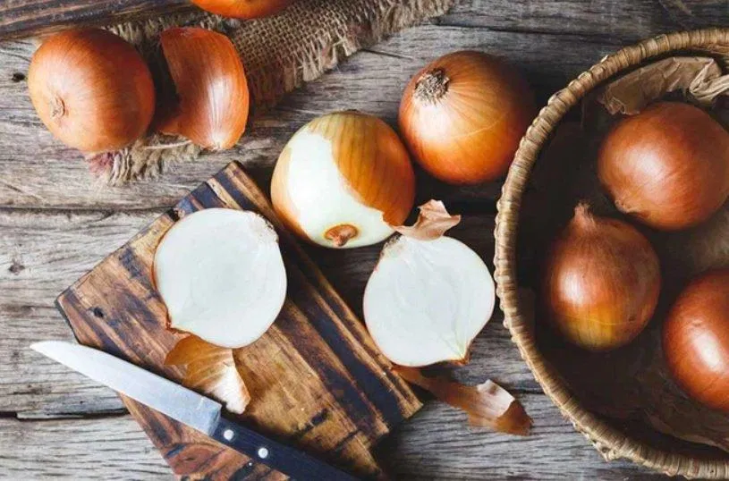 Hành tây có mùi vị rất dễ lấn át những loại thực phẩm khác (Ảnh: Internet). Hành tây có mùi vị rất dễ lấn át những loại thực phẩm khác (Ảnh: Internet).