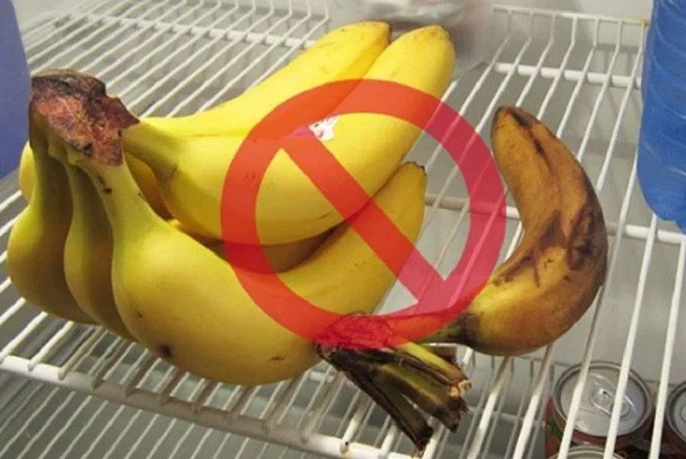 Không nên bảo quản chuối trong tủ lạnh để tránh bị thâm, nhanh hỏng (Ảnh: Internet). Không nên bảo quản chuối trong tủ lạnh để tránh bị thâm, nhanh hỏng (Ảnh: Internet).