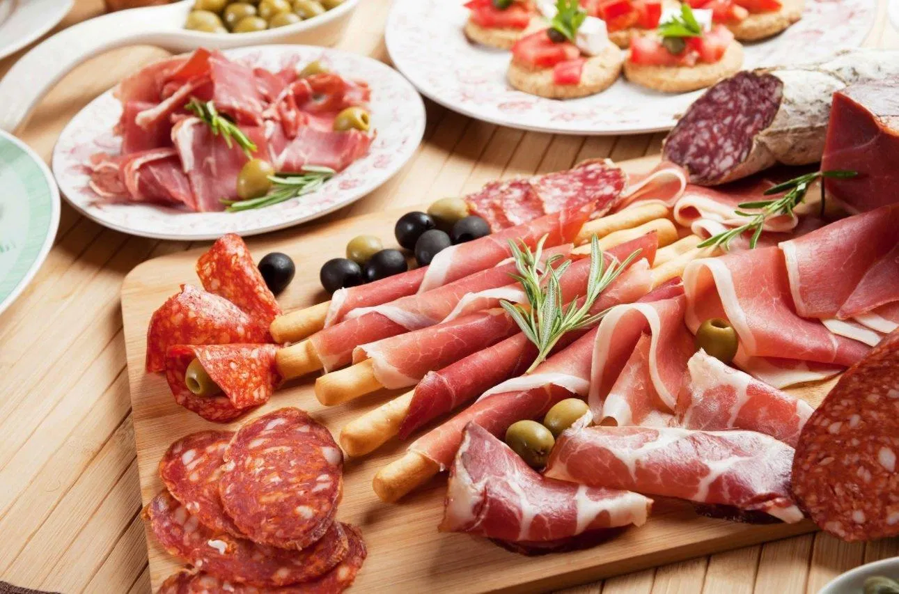 Giăm bông, thịt hun khói để trong tủ lạnh dễ bị chua và mất chất dinh dưỡng (Ảnh: Internet). Giăm bông, thịt hun khói để trong tủ lạnh dễ bị chua và mất chất dinh dưỡng (Ảnh: Internet).