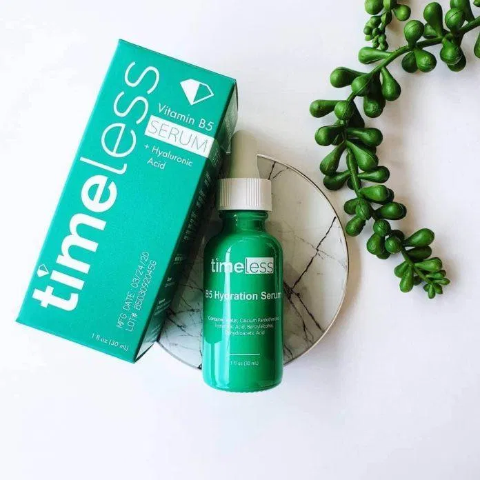 TInh chất Timeless Vitamin B5 Hyaluronic Acid giúp cấp ẩm cho da khô nhạy cảm với bao bì thiết kế chai nhựa xanh ( Nguồn: internet)