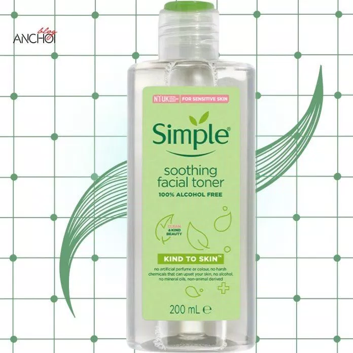 Nước hoa hồng Simple Kind To Skin được thiết kế dạng chai nhựa tái chế 100% ( Nguồn: BlogAnChoi)