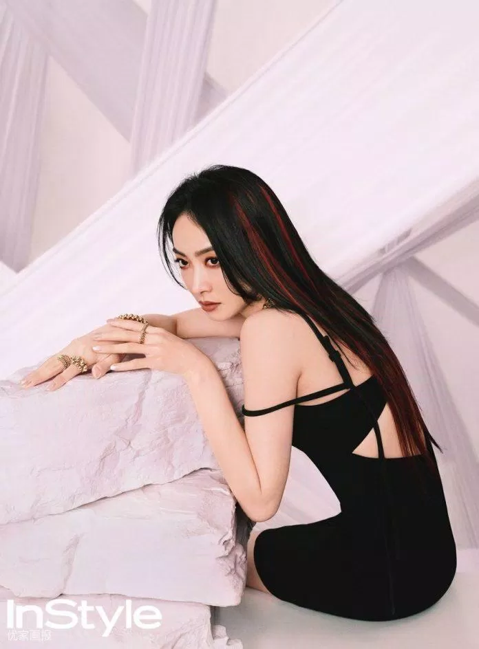 Vẫn là thần thái lạnh lùng cùng mái tóc đen highlight, người đẹp Tống Thiến gây ấn tượng trên trang bìa tạp chí Instyle số 644 (Ảnh: Internet)