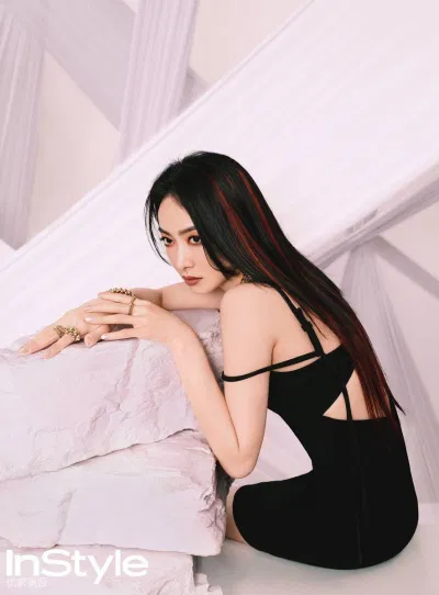 Vẫn là thần thái lạnh lùng cùng mái tóc đen highlight, người đẹp Tống Thiến gây ấn tượng trên trang bìa tạp chí Instyle số 644 (Ảnh: Internet)