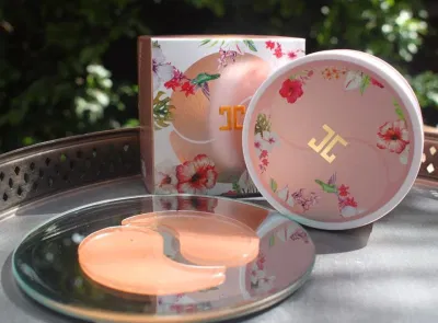 JAYJUN Roselle Tea Eye Gel Patch có chứa nhiều chiết xuất thiên nhiên (Nguồn: Internet)